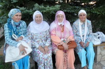 Альмира Адиатуллина с Рашидой Исхаки (в центре) и единомышленницами
