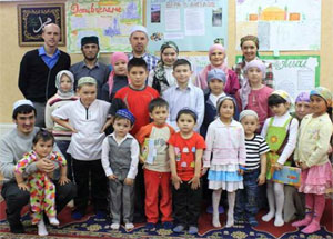 Учащиеся воскресной школы при мечети г. Подольск провели конкурс на лучшую стенгазету. Фото http://www.muslim-mo.com
