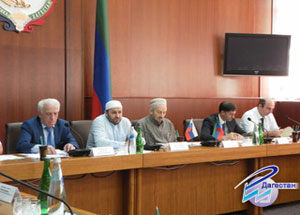 Пресс-конференция в здании библиотеки имени Расула Гамзатова (Махачкала). Фото http://www.riadagestan.ru