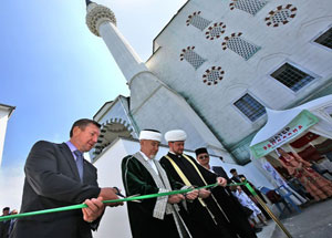В Верхней Пышме Свердловской области состоялась торжественная церемония в честь юбилея Медной мечети имени имама Аль-Бухари. Фото rg.ru