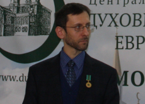 Муфтий Равиль Гайнутдин наградил ректора МИУ Дамира Хайретдинова медалью «За духовное единение»