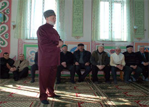 Муфтий РСО-Алания Хаджимурат Гацалов на собрании в мечети с.Чикола. Фото http://islamosetia.ru