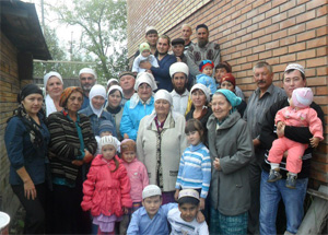 Имам Ахмат-Ратиб Ахметов с прихожанами у стен новой мечети Тары