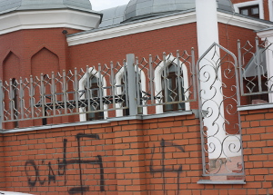 В ночь с 1 на 2 ноября 2014 на стенах забора Соборной Мечети г. Иваново неизвестными были нарисованы изображения свастики