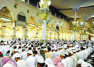 Молящиеся в мечети Пророка ﷺ в Медине
