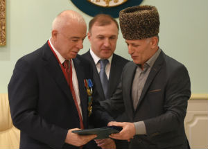 Уходящий с поста главы Адыгеи Аслан Тхакушинов награжден орденом ДУМ РФ «За заслуги»