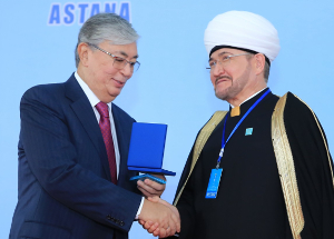 Касым-Жомарт Токаев вручает муфтию Гайнутдину медаль Почета Съезда лидеров мировых и традиционных религий 