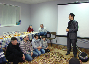 Ринат Абянов обращается к собравшимся мусульманам электростальской общины «Сабыр»