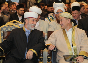 Муфтий Монголии Батырдек Хадис (справа) и муфтий Крыма Эмирали Аблаев (слева) на Х Международном мусульманском форуме