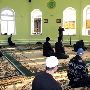 Намаз в молитвенном зале первой очереди мечети.