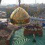 Водружение купола на строящуюся мечеть по улице Мира в Новосибирске. 2012 г.