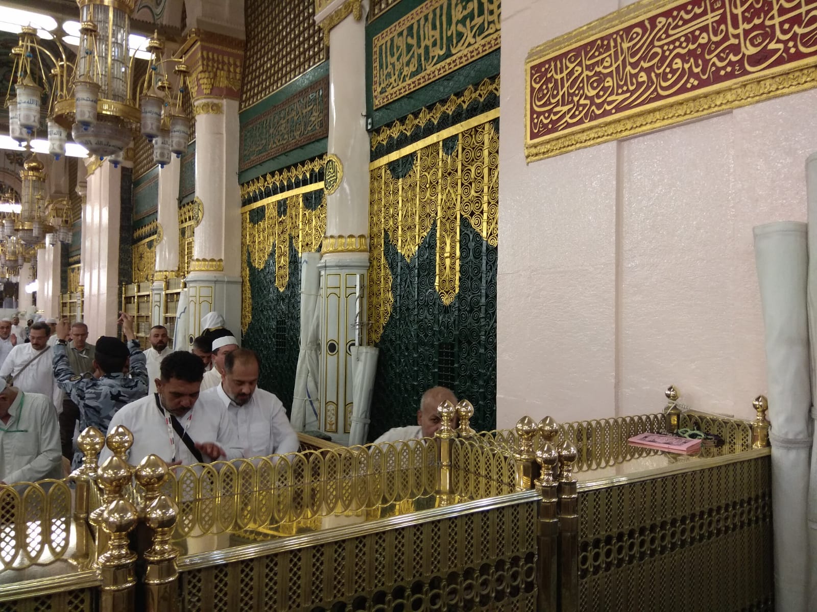 Что означает слово хаджи. Медина мечеть пророка. Материалы для мечета. Могила пророка Юнуса. Медина могила пророка.