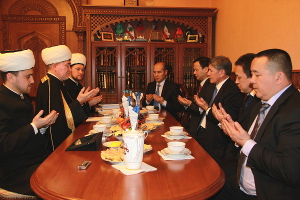 Встреча муфтия Равиля Гайнутдина и Президента Кыргызстана Алмазбека Атамбаева в резиденции СМР