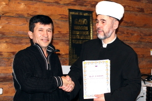 Награждение Музаффара Абдулоева из таджикского общества «Пайванд»