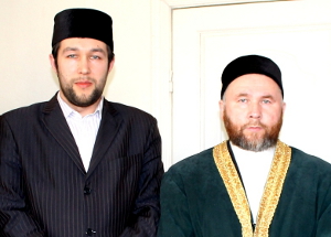 Председатель ДУМ Алтайского края Фагим Ахметгалиев (справа) и председатель ДУМ Кемеровской области Тагир Бикчантаев (слева)