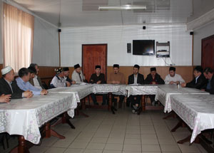 Встреча главы ДУМСО Мукаддаса Бибарсова с мусульманами г. Ершово. Фото пресс-службы ДУМСО