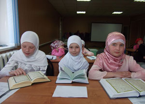 Занятия по исламу для девочек в мечети №3 села Средняя Елюзань. Фото http://al-azan.info