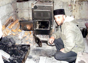Глава Курганского казыята Рафаил Галиуллин в помещении временной котельной, которая находится в подвале Соборной мечети 