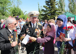Активистки женской мусульманской организации «Родник» (Саратов) поздравили участников и ветеранов ВОВ. Фото http://dumso.ru