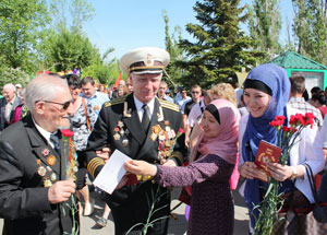 Активистки женской мусульманской организации «Родник» (Саратов) поздравили участников и ветеранов ВОВ. Фото http://dumso.ru Активистки женской мусульманской организации «Родник» (Саратов) поздравили участников и ветеранов ВОВ. Фото http://dumso.ru
