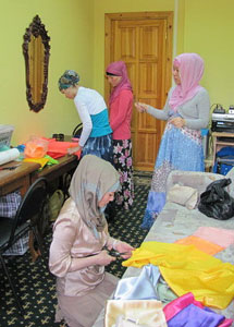 Мусульманки из женской исламской организации «Родник» (г. Саратов) готовятся к участию в благотворительном марафоне. Фото http://dumso.ru