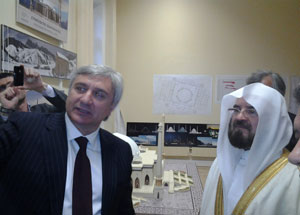 В ходе встречи А. Паланкоев продемонстрировал г-ну аль-Карадаги  эскиз главной Соборной мечети в г. Магас. Фото http://azanfund.org