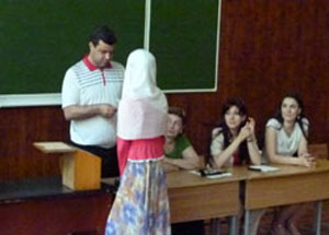 В Дагестанском государственном техническом университете прошла жеребьёвка среди студентов, желающих совершить хадж бесплатно. Фото http://www.islamdag.ru