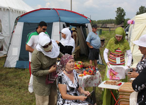 Исламская палатка на Сабантуе в селе Рахмангулово Красноуфимского округа Свердловской области. Фото http://islamrf.ru