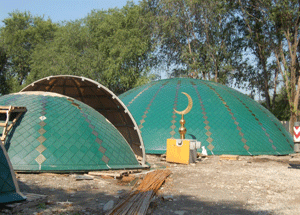 На крышу соборной мечети в Черкесске устанавливают купола. Фото http://www.kchr.info