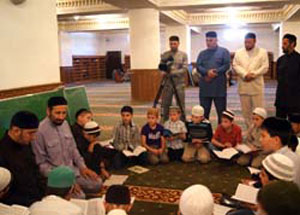 Студенты РИУ им.Кунта-Хаджи обучают детей чтению Корана. Фото http://grozny-inform.ru