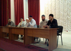 Чеченские богословы рассказали молодежи о том, что экстремистские идеи противоречат религии Ислам. Фото http://grozny-inform.ru