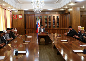 Ю.Евкуров провел совещание по вопросу примирения кровников. Фото http://www.ingushetia.ru