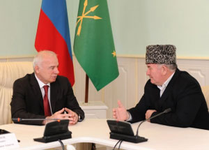 Председатель КЦМСК И.Бердиев встретился с главой Адыгеи А.Тхакушиновым. Фото http://sk-news.ru