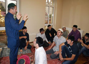 В Чеченской Республике впервые группа глухих успешно осваивает символику арабских букв по рукам. Фото http://www.grozny-inform.ru