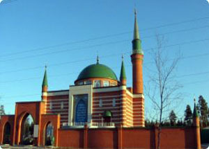 В Ноябрьске (ЯНАО) судебными приставами закрыта и опечатана старейшая мечеть. Фото http://vestiural.com