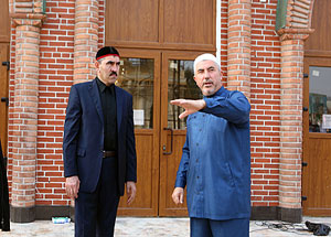 После праздничного намаза Ю.Евкуров обсудил с Х. Цолоевым ход реконструкции мечети. Фото http://www.ingushetia.ru