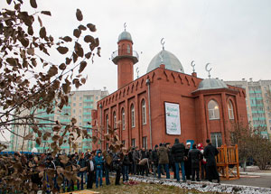 В Красноярской соборной мечети на праздник Курбан-байрам собралось 15 тысяч мусульман. Фото http://www.islamsib.ru