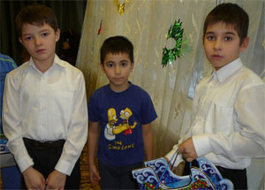 Сотрудники СМР и ДУМЕР снова навестили детей из Детского дома № 5 города Москвы. Фото http://muslim.ru