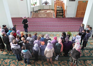 Соборную мечеть г. Красноярска с экскурсией посетили школьники г. Братска Иркутской области. Фото http://www.islamsib.ru