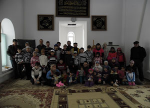 Участники мероприятия «История пророков – детям» в Соборной мечети Озинок. Фото http://dumso.ru