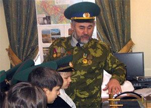 Муфтий Ф.Гарифуллин во время экскурсии по экспозициям выставки, посвященной Дню защитника Отечества
