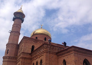 На мечети в с.Эльхотово Республики Северная Осетия установлены позолоченные купола. Фото http://www.islamosetia.ru/