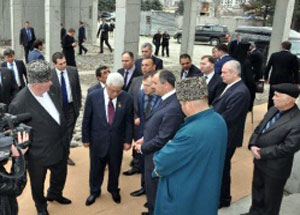 Махмуд Аббас и члены палестинской делегации в сопровождении Р.Темрезова в строящейся мечети в г.Черкесске. Фото http://www.kchr.ru