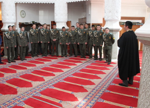 Курсанты военных вузов, участвующие параде Победы на Красной площади, посетили мечеть