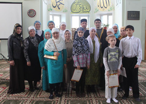 В Красноярской мечети состоялись праздничные мероприятия по случаю окончания учебного года в мактабе «Фатх». Фото www.islamsib.ru