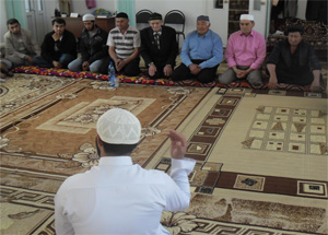 В мечети п.Озинки Саратовской области состоялось собрание. Фото http://dumso.ru