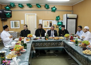 Христианские священнослужители пришли в мечеть в гости на ифтар 