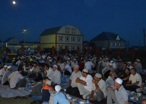 Ифтар на 500 человек состоялся в Средней Елюзани под открытым небом