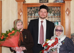 Старейшины мусульманской общины Москвы Ильсияр Шамсутдинова (слева) и Амния Байбурова (справа) награждены медалями ДУМЕР