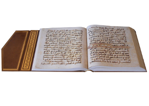 Музею-заповеднику «Казанский Кремль» передано факсимильное издание рукописи Корана Усмана